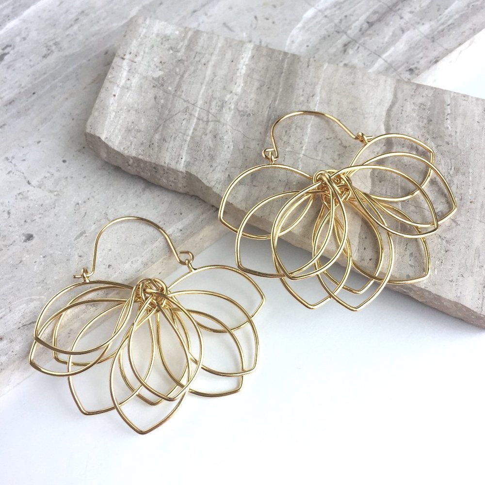 NEW~ Anthropologie Floral Pop-Up Post Earrings - Picture 3 of 9